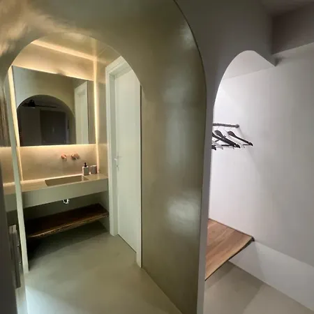 Bella Paros Nausa